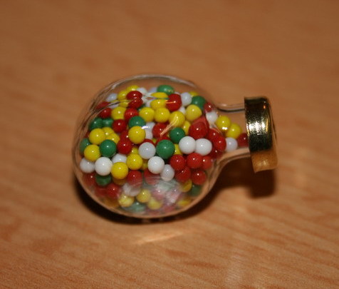 Miniatur  /  Mini-Glas mit Bonbons  (künstlich)