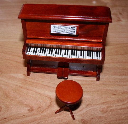 Miniatur  /  Klavierhocker,  mahagonifarben