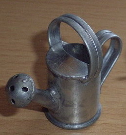 Miniatur  /  Gießkanne mit Bügel,  2 cm