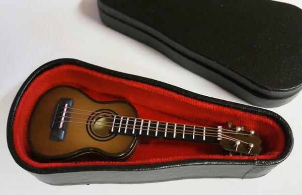 Miniatur  /  Gitarre   dunkel  im Koffer,  8 cm