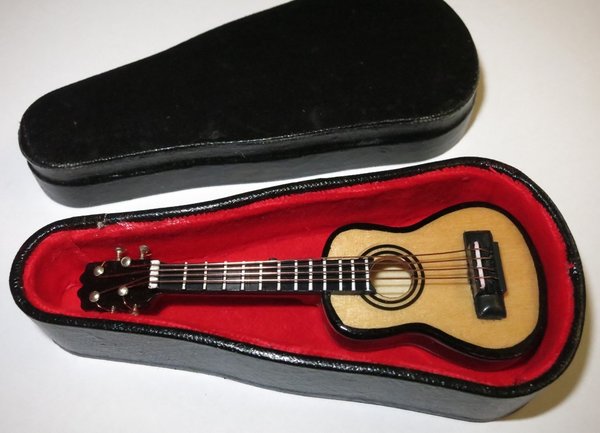 Miniatur  /  Gitarre   hell  im Koffer,  8 cm
