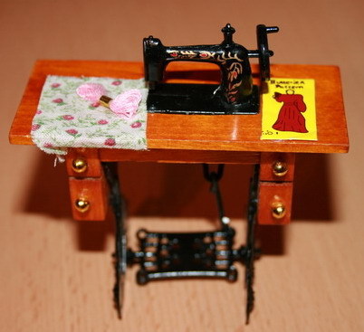 Miniatur  /  Nähmaschine mit Tisch